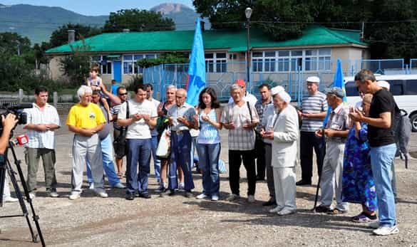 Участники восхождения в память о событиях 1992 года проводят дуа перед походом