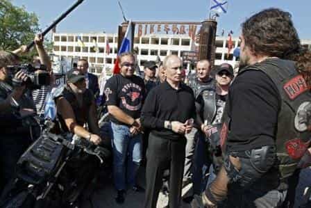 Владимир Путин на встрече с байкерами под Севастополем Владимир Путин на встрече с байкерами под Севастополем