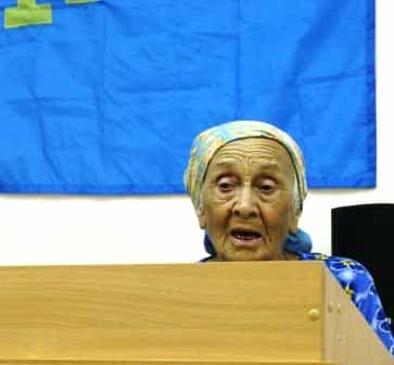 Выступает ветеран Национального движения крымских татар, участница Московских событий 1987 года Алиме-апти Эсатова