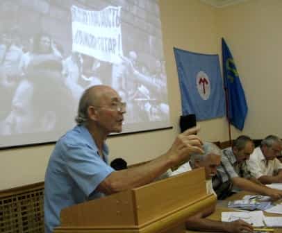 Выступает активист Национального движения крымских татар, член Наблюдательного совета Милли Фирка Тальат-ага Джеппаров