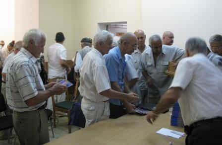 По окончании встречи Милли Фирка подарила участникам Московских событий книги по истории Национального движения крымских татар