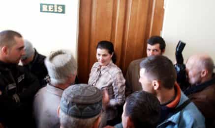 Пресс-секретарь Меджлиса Лиля Муслимова (в центре) всегда на защите «чести» и «достоинства» своего реиса