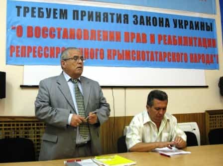 Васви Абдураимов открывает Объединённое собрание ветеранов Национального движения и Крымскотатарского Народного Фронта (КТНФ)