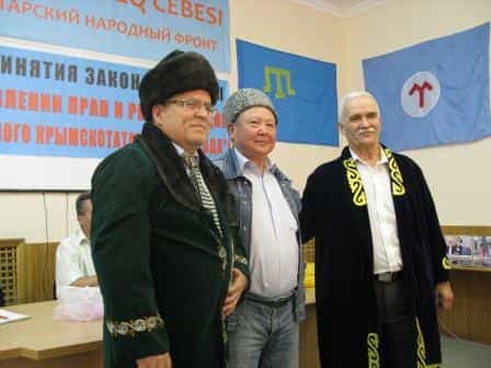 Слева направо: Васви Абдураимов, Бахит Рустемов и Решат Аблаев в знак дружбы народов обменялись национальными костюмами и головными уборами