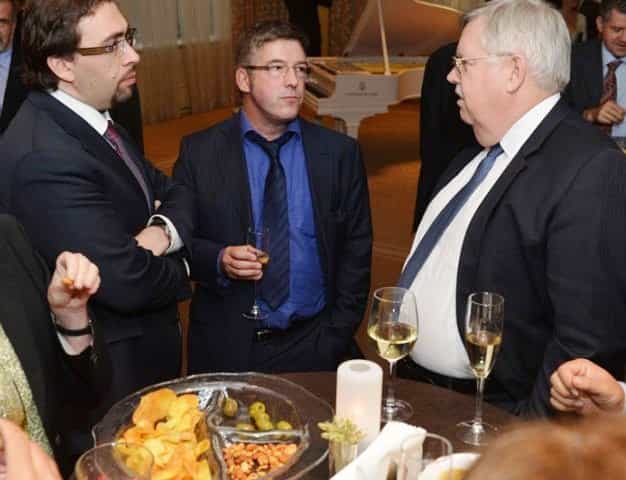 Евроэмиссары и посол США Джон Теффт пьют за успешно проведённую операцию в отеле HYATT
