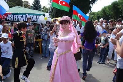 Население Азербайджана продолжает расти
