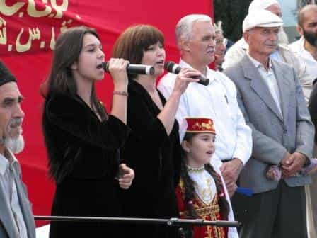 Песню ВАТАНЫМ КЪЫРЫМ исполняют (слева направо) Эльзара Исагалиева, Зарема Аблаева и шестилетняя Ление Селимова