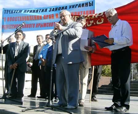 Председатель Кенеша (Совета) Милли Фирка Васви Абдураимов подводит итоги собрания
