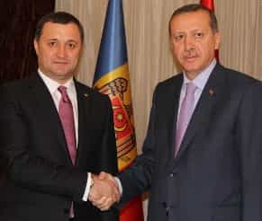 Премьер-министр Турции Реджеп Тайип Эрдоган (справа) и премьер-министр Молдовы Владимир Филат (слева)