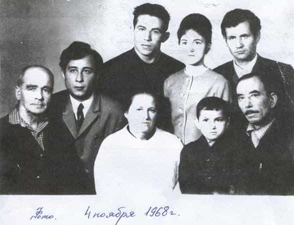 Зарема Велилаева - первая справа в верхнем ряду. Первый слева - Алексей Евграфович Костерин