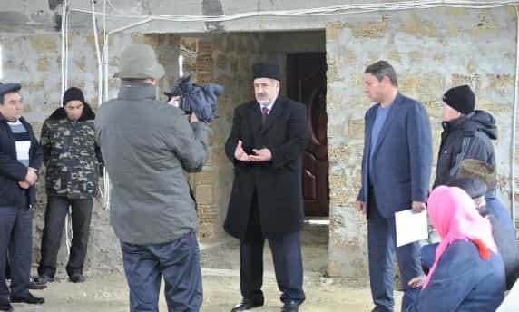 Рефат Чубаров при передаче харамных денег в мечеть поселка Ана-Юрт