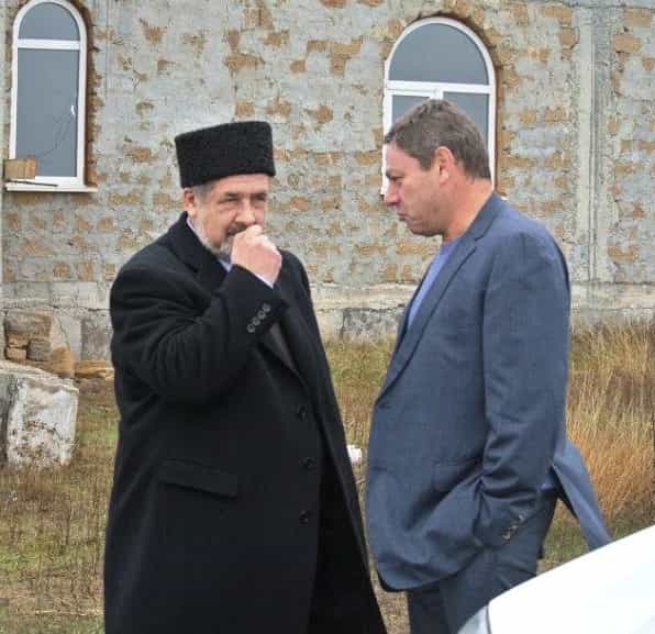 Рефат Чубаров и Лев Миримский у здания недостроенной мечети