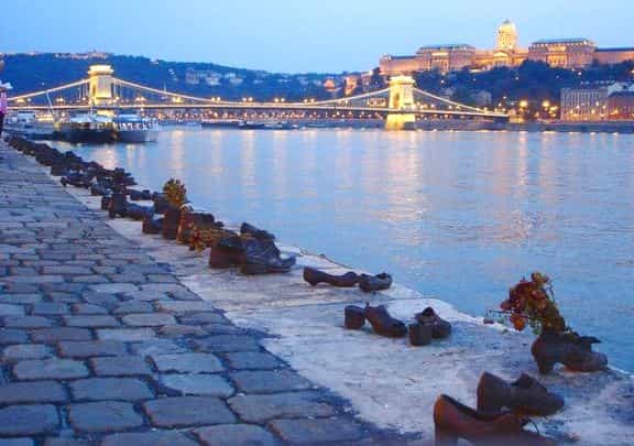 Мемориал Shoes on the Danube Promenade - Памятник жертвам Холокоста на берегу Дуная, в Будапеште. Мемориал представляет собой несколько метров набережной, на которых разбросаны 53 пары обуви расстрелянных людей.