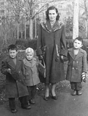 Шефика Карашайская с детьми