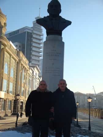 Vasvi Abduraimov ve Emir Mecitov Büyük Rus Hümanisti Lev Gumilev'in an?t büstü önündeler