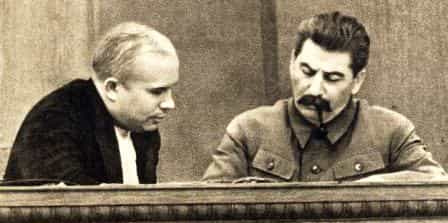 Иосиф Сталин ликвидировал крымскую автономию, а Никита Хрущев (слева) подарил Крым Украине
