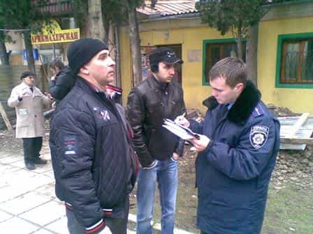 На место обнаружения захоронений прибыли сотрудники горисполкома, управления городского хозяйства, СБУ, ОВД, представители общественных организаций и религиозных общин города Алушты