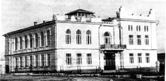 Старое здание офицерского собрания Крымского конного полка