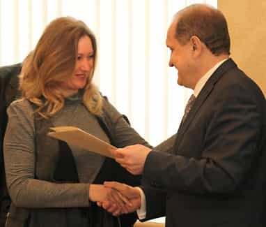 Премьер Крыма Анатолий Могилев вручает решения на землю