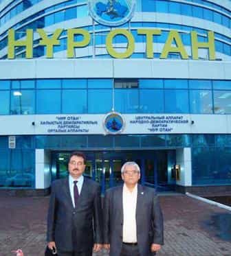 Vasvi Abduraimov ve Rustem Halilov, Nur Otan Demokratik Halk Partisi'nin ofisi önündeler