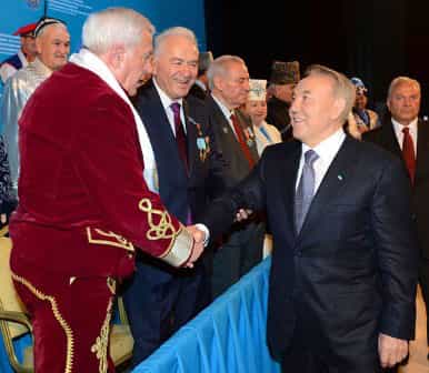 Президент Казахстана Нурсултан Назарбаев проходит в Президиум Ассамблеи народа Казахстана