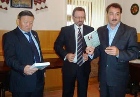 Рустем Халилов и Бахитхожа Рустемов в посольстве Украины в Казахстане