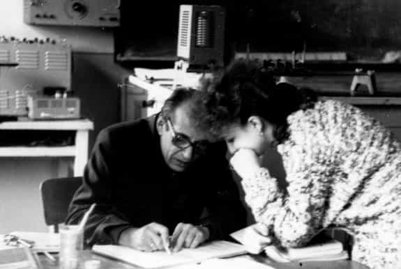 Преподаватели физики и руководители школ Ферганской области в порядке обмена опытом изучали оснащение и методику работы в первом в области кабинете ТСО, созданном Дилявером Касаевым