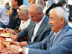 В мероприятии приняли участие вице-премьер Крыма Азиз Абдуллаев (первый справа) и секретарь городского совета Ялты Сергей Илаш (в центре)