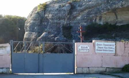 Несколько лет въезд на территорию разрушенного села Черкез-Кермен закрыт железными воротами