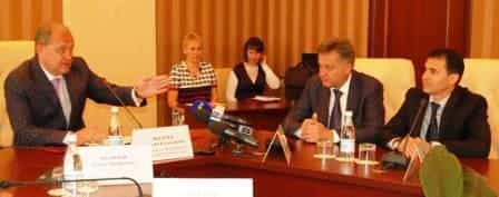 13 мая с.г. председатель Совета министров Крыма Анатолий Могилев вручил 16 разрешений на разработку проектов землеустройства по отводу земельных участков в собственность