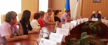 13 мая с.г. председатель Совета министров Крыма Анатолий Могилев вручил 16 разрешений на разработку проектов землеустройства по отводу земельных участков в собственность