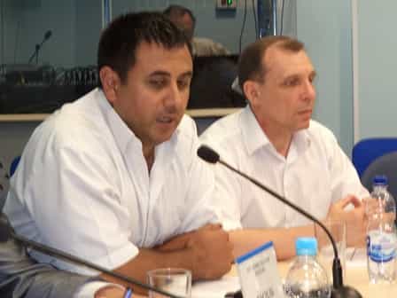 Выступает Мурат Расулов - председатель Всеукраинского общества турков-месхетинцев &laquo;Ватан&raquo;, слева - Константин Ильченко - Трудовое движение &laquo;Солидарность&raquo;