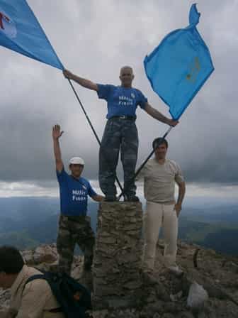 Флаги в надежных руках председателя Исполкома Милли Фирка Решата Аблаева