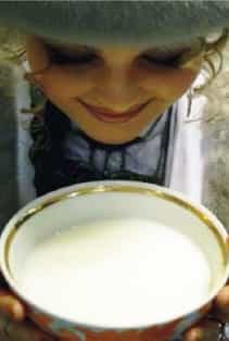 Кумыс - это кисломолочный напиток, получаемый из кобыльего молока. Кумыс полезен для лечения легочных заболеваний, в том числе туберкулеза, расстройств нервной и мочеполовой системы, при малокровии 