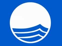 Голубой флаг - международная награда, ежегодно вручаемая с 1987 года пляжам и причалам, вода в которых отвечает высоким стандартам качества и пригодна для безопасного купания