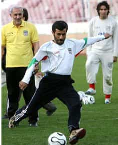 Махмуд играет в футбол за Иран против Ирана