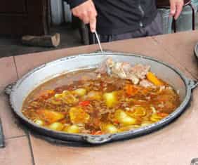Шурпа (шорба, чорба) - ароматный суп из баранины с крупно нарезанными овощами