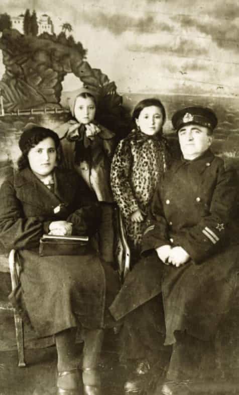 Абидин и Сайде Мамутовы с дочерьми Ниярой (слева) и Гульнарой