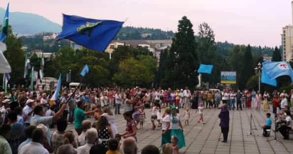 В Ялте, на площади перед городским Советом, состоялось костюмированное шествие и праздничный концерт представителей коренных народов Евразии