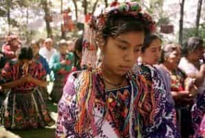Женщины народности майя молятся в священном городе Ишимче, Гватемала. Современных майя - порядка 6 миллионов человек, и они действительно являются потомками легендарных древних майя. Страны проживания: Сальвадор, Мексика, Гватемала, Белиз и Гондурас