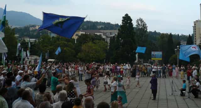 Ayn? günün ak?am?nda Yalta'da Yalta Kent Konseyi önündeki meydanda Avrasya'n?n yerli halklar?n?n milli k?yafetli temsilcilerinin kat?ld??? yürüyü? ve konser etkinlikleri yap?ld?