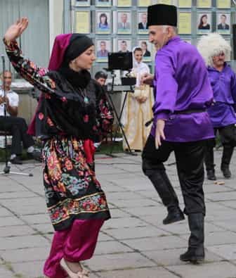 Меседо Алиева и Магомед Ахмеднабиев исполняют народный ахвахский танец