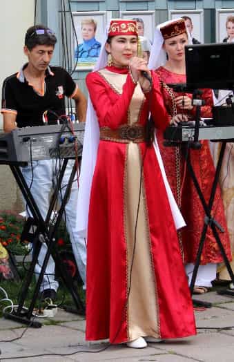Юная и талантливая крымскотатарская певица Халиса Аблаева