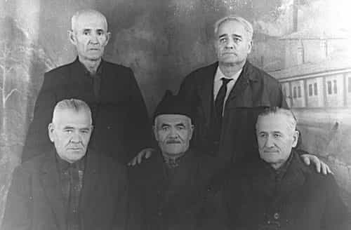 Эмир Фаик (справа вверху) с братьями