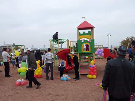 После торжественного открытия игрового комплекса,  дети с радостью бросились «осваивать» новые горки и качели