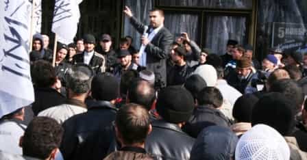 Члены Хизб ут-Тахрир провели в Симферополе импровизированный уличный митинг, одним из главных действующих лиц которого был руководитель информационного офиса Хизб ут-Тахрир в Украине Фазыл Амзаев (в центре)