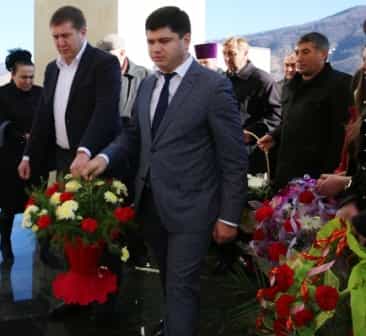 Памятные мероприятия, приуроченные к трагической дате, начались у Мемориального комплекса жертвам депортации карачаевского народа в г. Карачаевске
