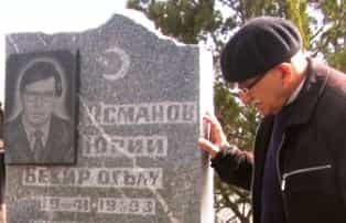 Ветеран Национального движения Нурфет Мурахас у могилы Юрия Османова