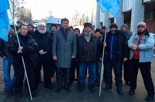 Народный депутат Украины Олег Царев (в центре) и члены правления ОО «Себат» на митинге «Збережемо Украину»