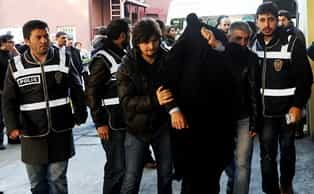 Подразделения по борьбе с организованной преступностью департамента полиции Измира провели рейд в администрации порта Измира и взяли 25 человек под стражу